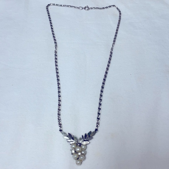 Vintage Avon silver tone clear round rhinestone pearl grape cluster necklace - Picture 2 of 4